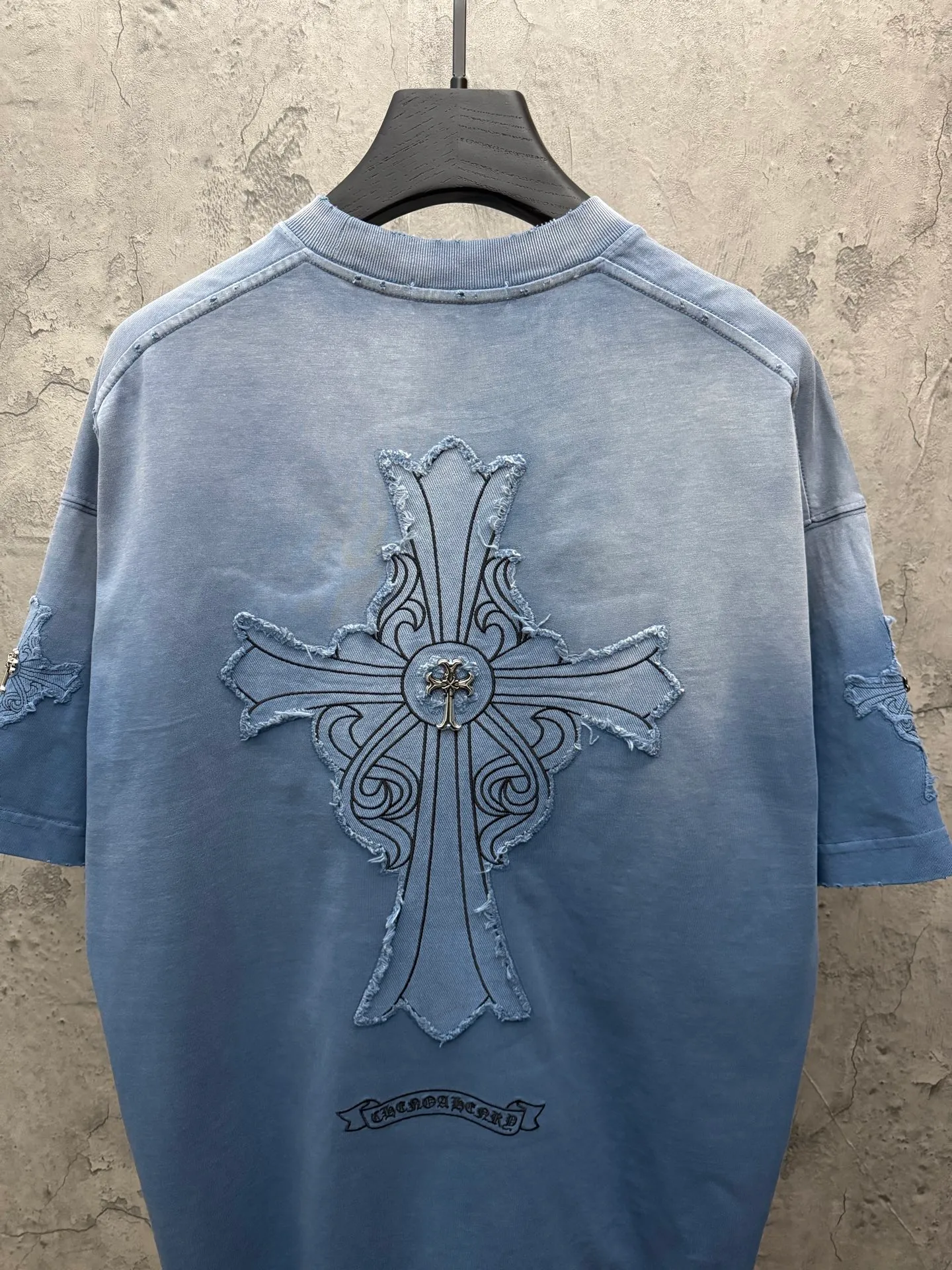 P240 top version, real shot without P, ​​different from market currency) 𝗖𝗵𝗿𝗼𝗺𝗲 𝗛𝗲𝗮𝗿𝘁𝘀/Croxin 2026 spring new original single counter American washed patch embroidered couple short sleeves 👑The highest version! Customized fabric 320 grams, washed and fried. Best-selling model at the counter. Very comfortable to wear. Accessories: Original molded and authenticated collar label➕100% silk wash label. Genuine purchase-grade original hangtag➕matching hanging rope➕3D hanging beads➕original packaging bag. Craftsmanship: The original version has consistent wiring! The highest version of the armhole matching technique! Color: Black Blue Size: S M L XL Style No.: 5207
